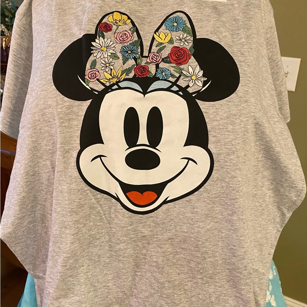 Xlg Gray Disney Minnie Mouse Graphic Tee with embroidered floral accents